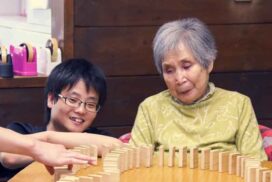 入居者と職員がゲーム・アクティビティを一緒に楽しんでいる風景